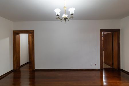 Casa para alugar com 350m², 3 quartos e 6 vagas Casa para alugar com 350m², 3 quartos e 6 vagasSalas