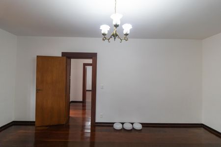 Casa para alugar com 350m², 3 quartos e 6 vagas Casa para alugar com 350m², 3 quartos e 6 vagasSalas