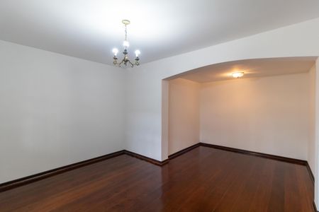 Casa para alugar com 350m², 3 quartos e 6 vagas Casa para alugar com 350m², 3 quartos e 6 vagasSalas