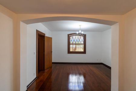 Casa para alugar com 350m², 3 quartos e 6 vagas Casa para alugar com 350m², 3 quartos e 6 vagasSalas