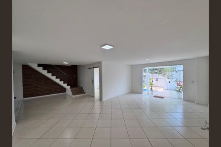 Sala de casa de condomínio para alugar com 4 quartos, 229m² em Vargem Pequena, Rio de Janeiro
