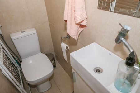 Banheiro de serviço de apartamento para alugar com 2 quartos, 75m² em Perdizes, São Paulo