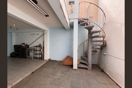 Casa à venda com 250m², 4 quartos e 4 vagas Casa à venda com 250m², 4 quartos e 4 vagasEscada para Churrasqueira