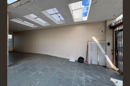 Casa à venda com 250m², 4 quartos e 4 vagas Casa à venda com 250m², 4 quartos e 4 vagasGaragem