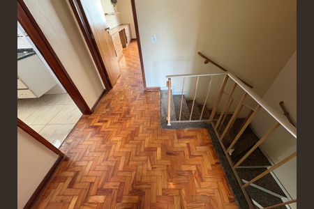 Casa à venda com 250m², 4 quartos e 4 vagas Casa à venda com 250m², 4 quartos e 4 vagasEscada