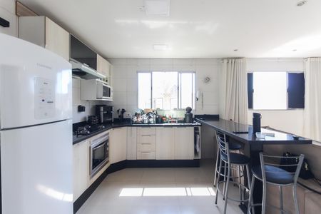 Casa à venda com 300m², 6 quartos e 1 vagaSala - Cozinha Casa 2