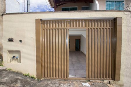 Casa à venda com 150m², 3 quartos e 2 vagas Casa à venda com 150m², 3 quartos e 2 vagasFachada