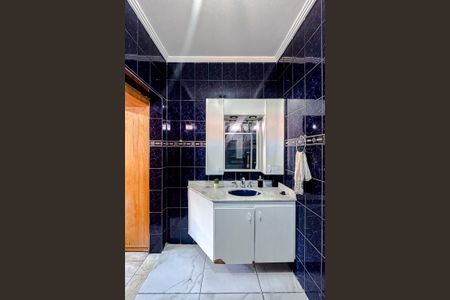 Banheiro da Suíte de casa para alugar com 5 quartos, 454m² em Vila Bertioga, São Paulo