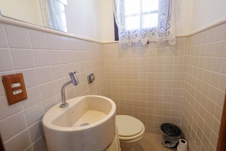 Casa de condomínio para alugar com 352m², 4 quartos e 5 vagas Casa de condomínio para alugar com 352m², 4 quartos e 5 vagasLavabro