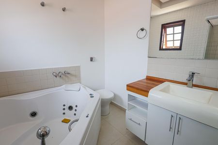 Casa de condomínio para alugar com 352m², 4 quartos e 5 vagas Casa de condomínio para alugar com 352m², 4 quartos e 5 vagasBanheiro da Suíte 1