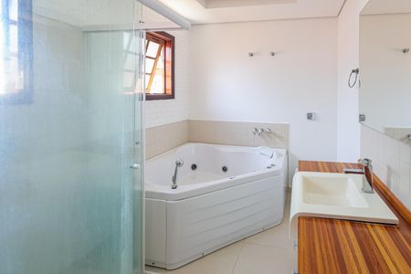 Casa de condomínio para alugar com 352m², 4 quartos e 5 vagas Casa de condomínio para alugar com 352m², 4 quartos e 5 vagasBanheiro da Suíte 1