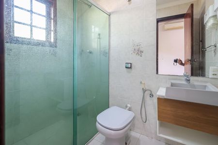 Casa de condomínio para alugar com 352m², 4 quartos e 5 vagas Casa de condomínio para alugar com 352m², 4 quartos e 5 vagasBanheiro da Suíte 2