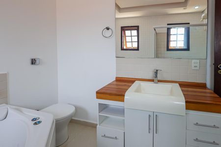 Casa de condomínio para alugar com 352m², 4 quartos e 5 vagas Casa de condomínio para alugar com 352m², 4 quartos e 5 vagasBanheiro da Suíte 1