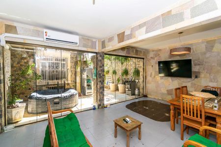 Casa para alugar com 157m², 3 quartos e 6 vagasSala dos fundos