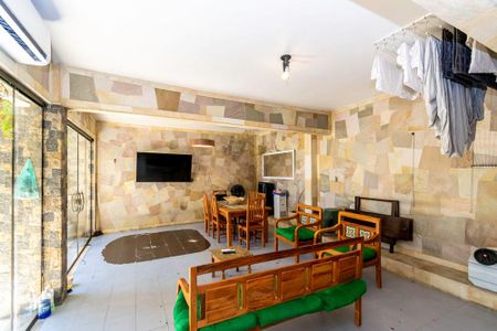 Casa para alugar com 157m², 3 quartos e 6 vagasSala dos fundos