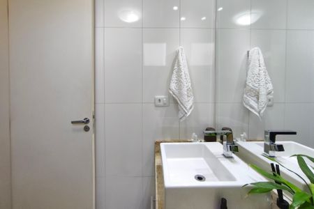 Banheiro de apartamento à venda com 2 quartos, 57m² em Parque das Camelias, Campinas