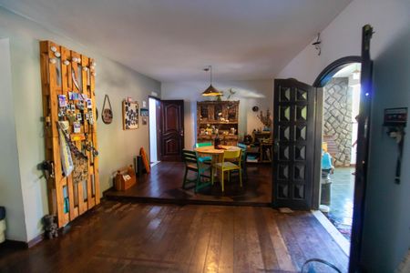 Sala de casa à venda com 3 quartos, 523m² em Itaipu, Niterói