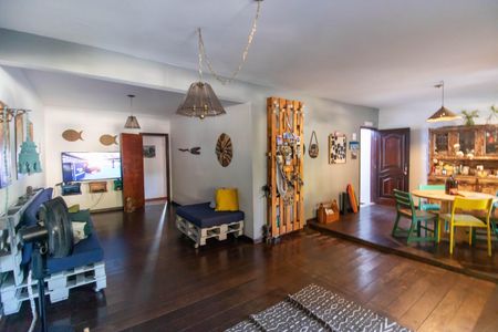 Sala de casa à venda com 3 quartos, 523m² em Itaipu, Niterói