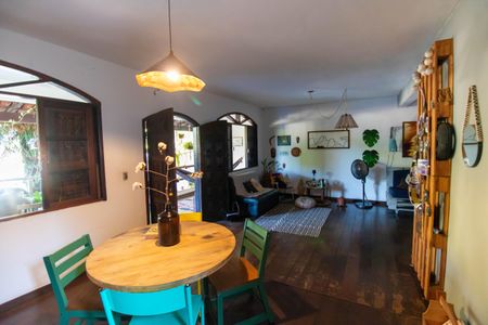 Sala de casa à venda com 3 quartos, 523m² em Itaipu, Niterói