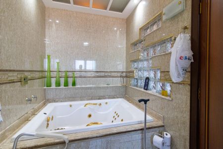 Casa à venda com 430m², 4 quartos e 4 vagasBanheiro da Suíte 1