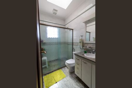 Casa à venda com 430m², 4 quartos e 4 vagasBanheiro da Suíte 2