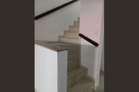 Casa para alugar com 150m², 3 quartos e 2 vagas Casa para alugar com 150m², 3 quartos e 2 vagasEscada