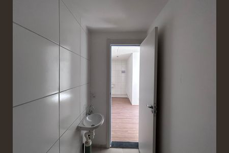 Banheiro social de apartamento para alugar com 2 quartos, 34m² em Usina Piratininga, São Paulo