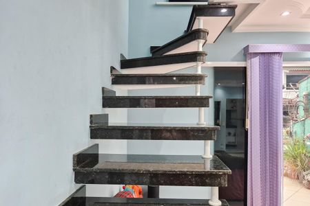 Casa à venda com 150m², 5 quartos e 4 vagas Casa à venda com 150m², 5 quartos e 4 vagascorredor