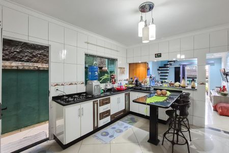 Casa à venda com 150m², 5 quartos e 4 vagas Casa à venda com 150m², 5 quartos e 4 vagasCozinha