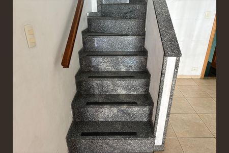 Casa à venda com 120m², 3 quartos e 2 vagas Casa à venda com 120m², 3 quartos e 2 vagasEscada