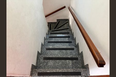 Casa à venda com 120m², 3 quartos e 2 vagas Casa à venda com 120m², 3 quartos e 2 vagasEscada