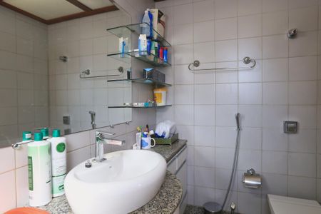 Apartamento à venda com 260m², 4 quartos e 4 vagas Apartamento à venda com 260m², 4 quartos e 4 vagasBanheiro da Suíte