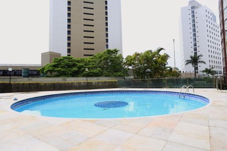Apartamento à venda com 260m², 4 quartos e 4 vagas Apartamento à venda com 260m², 4 quartos e 4 vagasÁrea comum - Piscina