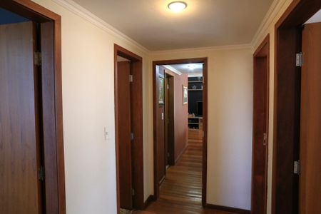 Apartamento à venda com 260m², 4 quartos e 4 vagas Apartamento à venda com 260m², 4 quartos e 4 vagasCorredor