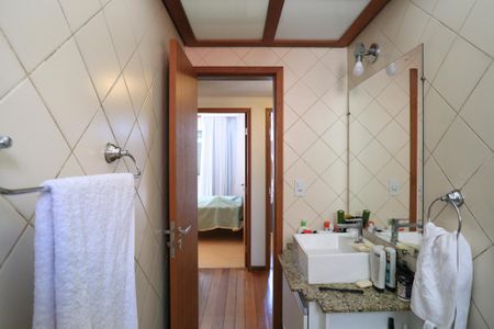Apartamento à venda com 260m², 4 quartos e 4 vagas Apartamento à venda com 260m², 4 quartos e 4 vagasBanheiro