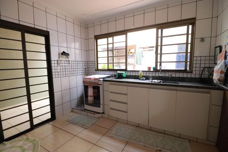 Casa para alugar com 250m², 4 quartos e 3 vagascozinha