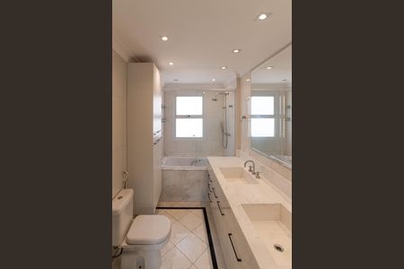 Apartamento à venda com 250m², 4 quartos e 4 vagasBanheiro da Suíte 3