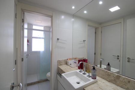 Apartamento à venda com 166m², 4 quartos e 2 vagasBanheiro canadense das suíte 2 e 3