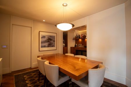 Apartamento à venda com 154m², 3 quartos e 3 vagas Apartamento à venda com 154m², 3 quartos e 3 vagasSala de Jantar
