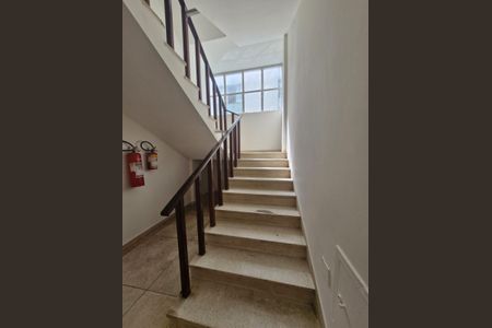 Apartamento para alugar com 100m², 3 quartos e 1 vaga Apartamento para alugar com 100m², 3 quartos e 1 vagaEscada