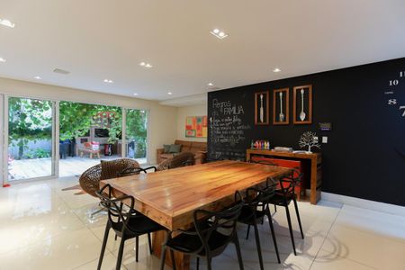 Casa à venda com 450m², 3 quartos e 4 vagas Casa à venda com 450m², 3 quartos e 4 vagasSala de jantar e TV 2