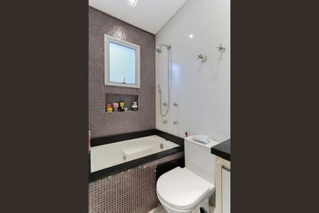 Casa à venda com 450m², 3 quartos e 4 vagas Casa à venda com 450m², 3 quartos e 4 vagasBanheiro da suíte 3