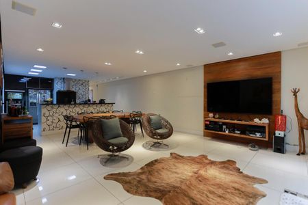 Casa à venda com 450m², 3 quartos e 4 vagas Casa à venda com 450m², 3 quartos e 4 vagasSala de jantar e TV 2