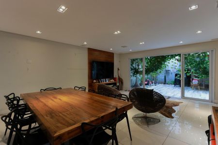 Casa à venda com 450m², 3 quartos e 4 vagas Casa à venda com 450m², 3 quartos e 4 vagasSala de jantar e TV 2