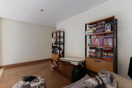 Casa à venda com 450m², 3 quartos e 4 vagas Casa à venda com 450m², 3 quartos e 4 vagasSala de leitura