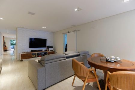 Casa à venda com 450m², 3 quartos e 4 vagas Casa à venda com 450m², 3 quartos e 4 vagasSala de TV