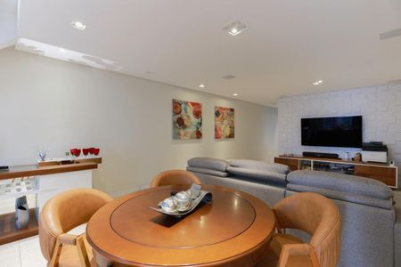 Casa à venda com 450m², 3 quartos e 4 vagas Casa à venda com 450m², 3 quartos e 4 vagasSala de TV