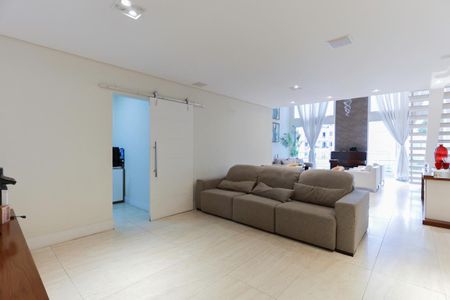 Casa à venda com 450m², 3 quartos e 4 vagas Casa à venda com 450m², 3 quartos e 4 vagasSala de TV