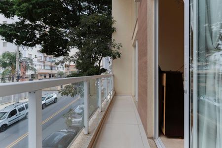 Casa à venda com 450m², 3 quartos e 4 vagas Casa à venda com 450m², 3 quartos e 4 vagasVaranda da sala de estar