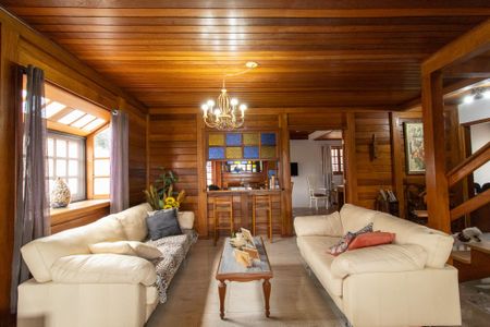 Casa de condomínio à venda com 335m², 4 quartos e 4 vagasSala